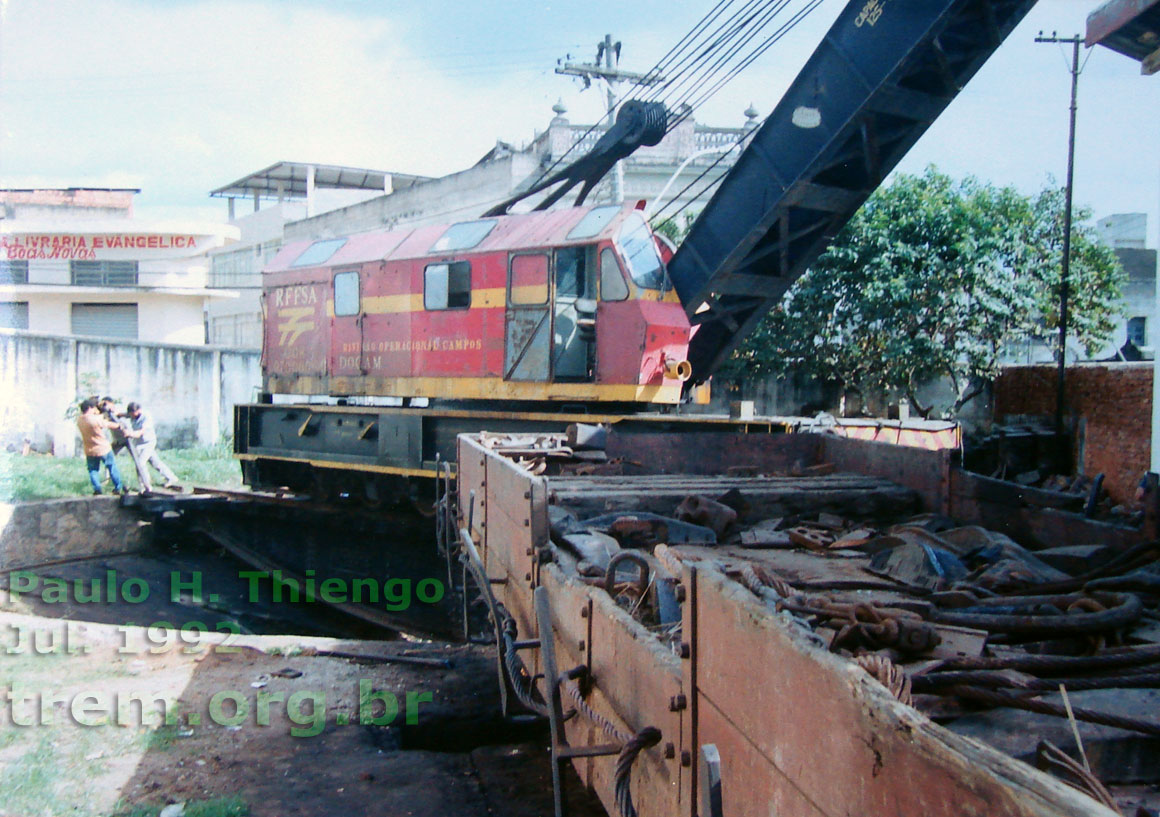 Ferroviários da RFFSA movimentando o girador de locomotivas com o guindaste Orton de 125 toneladas, enquanto o vagão madrinha permanece na linha de manobra