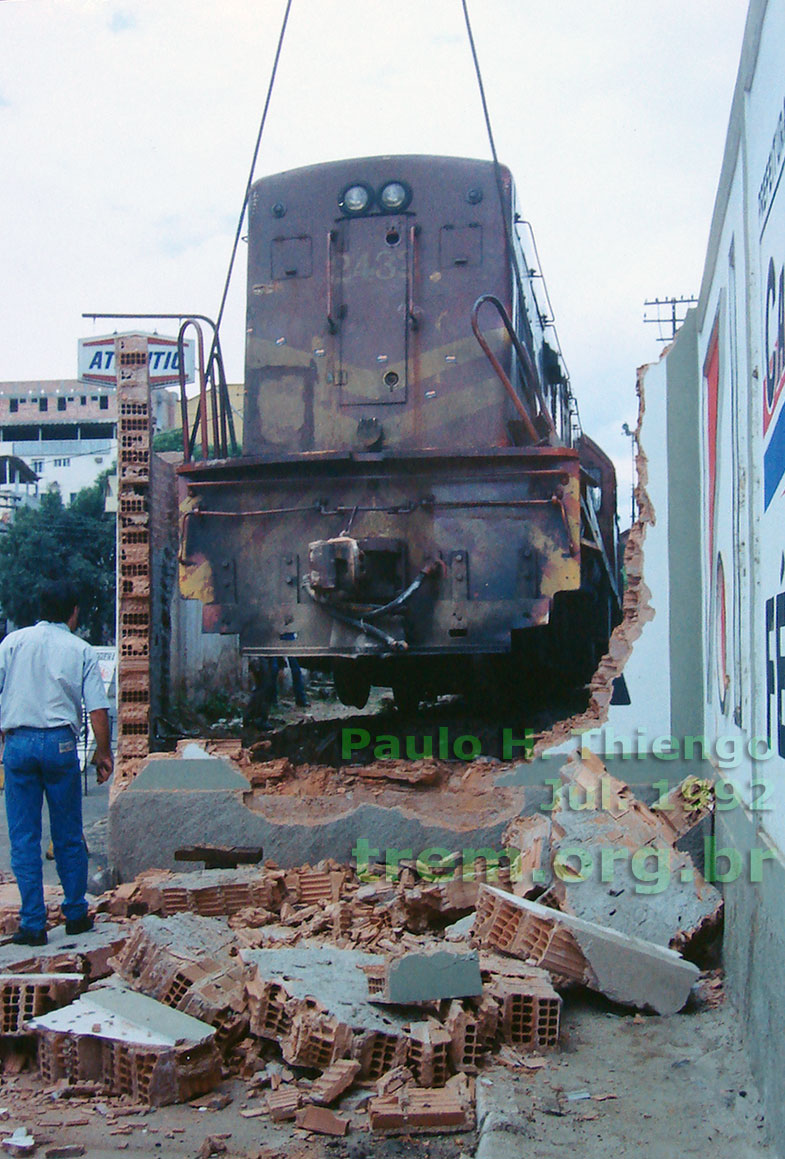 A locomotiva U13B suspensa pelo guindaste ferroviário Orton de 125 toneladas