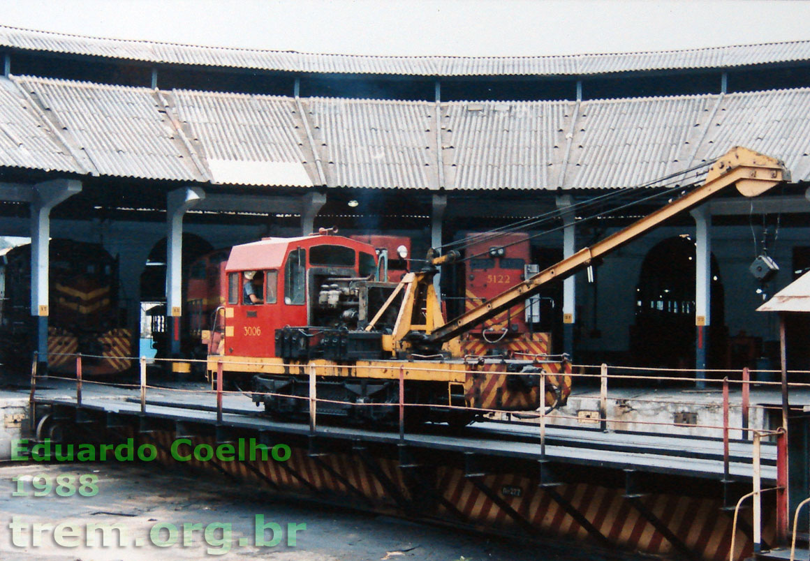 Locomotiva guindaste "Cafona" no girador de Barra do Piraí (RJ)