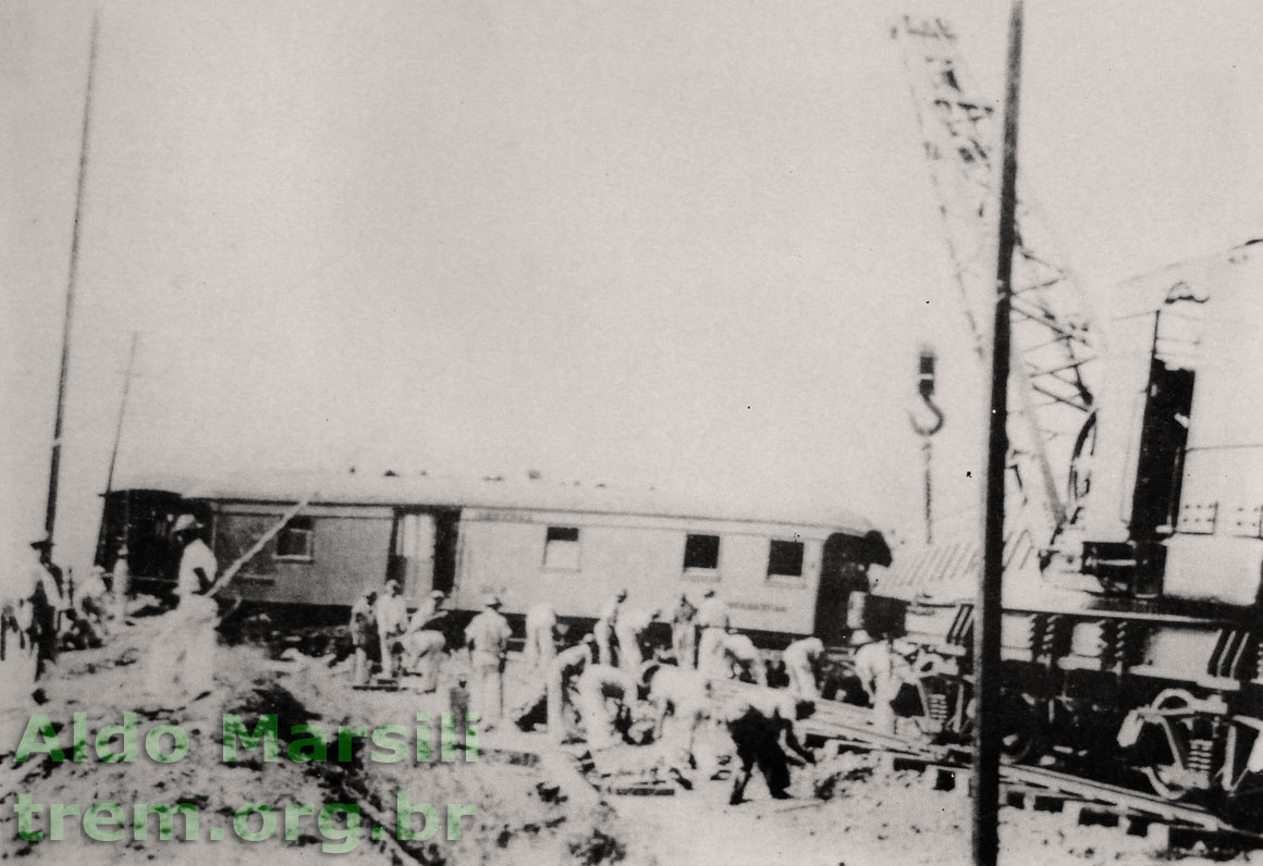 Guindaste a vapor nº 15 da EFCB no socorro ao acidente com o trem de passageiros RP4, em 1943
