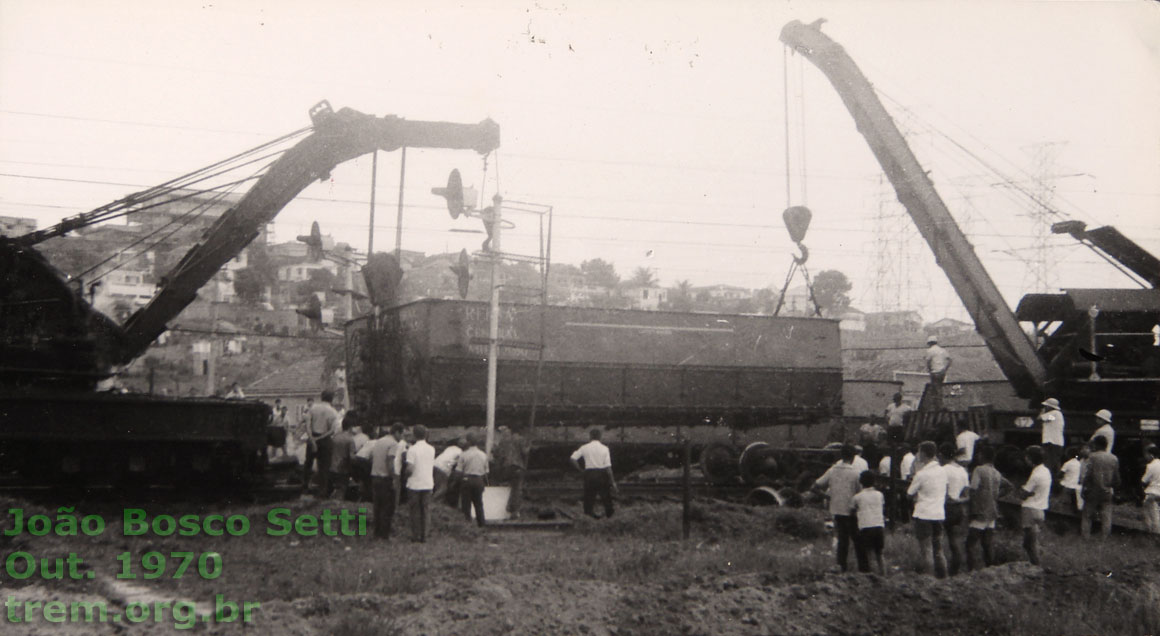 Guindastes ferroviários da antiga EFCB - Estrada de Ferro Central do Brasil recolocando nos trilhos um vagão gôndola