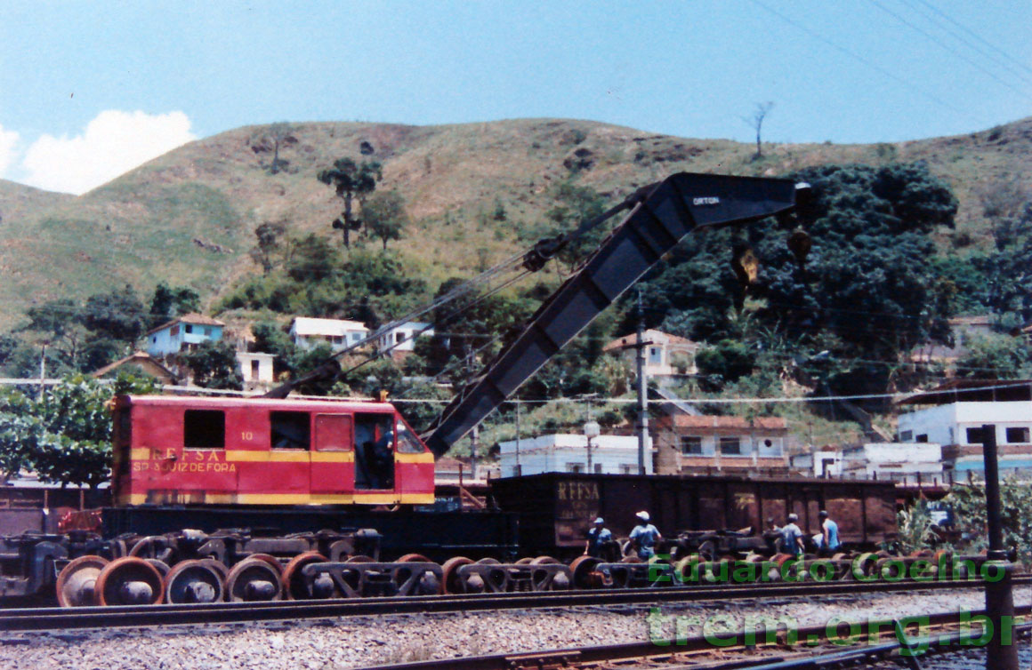 Guindaste ferroviário colocando os truques em um vagão gôndola da RFFSA