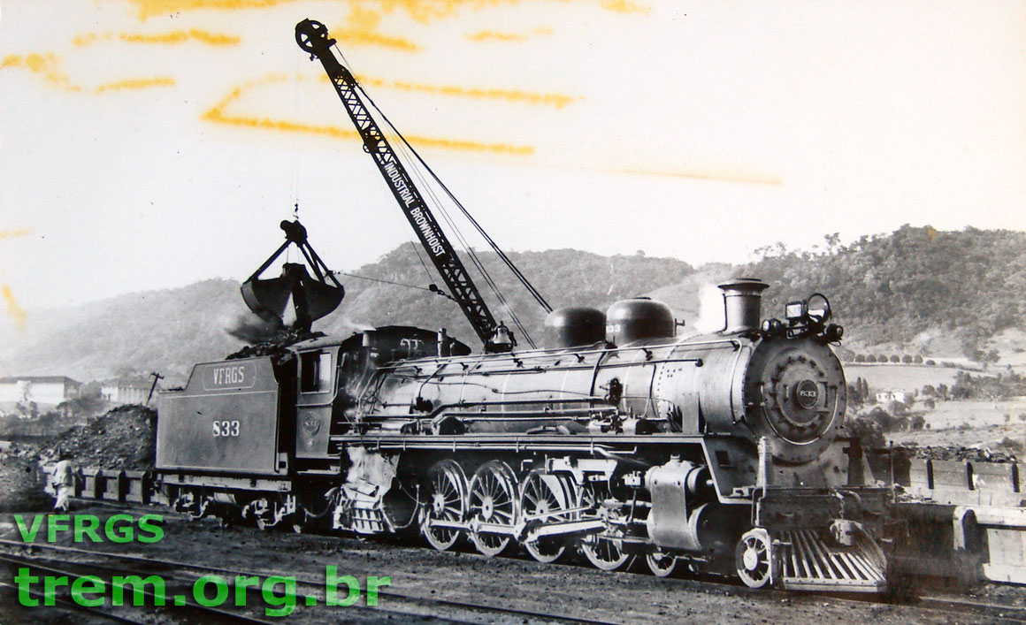 Locomotiva Schwarzkopff da VFRGS sendo abastecida de carvão por um guindaste ferroviário Industrial Brownhoist