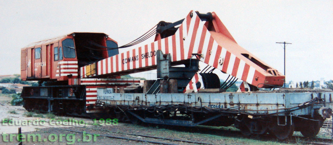 Guindaste ferroviário Cowans Sheldon da Fepasa, com a típica pintura zebrada da lança