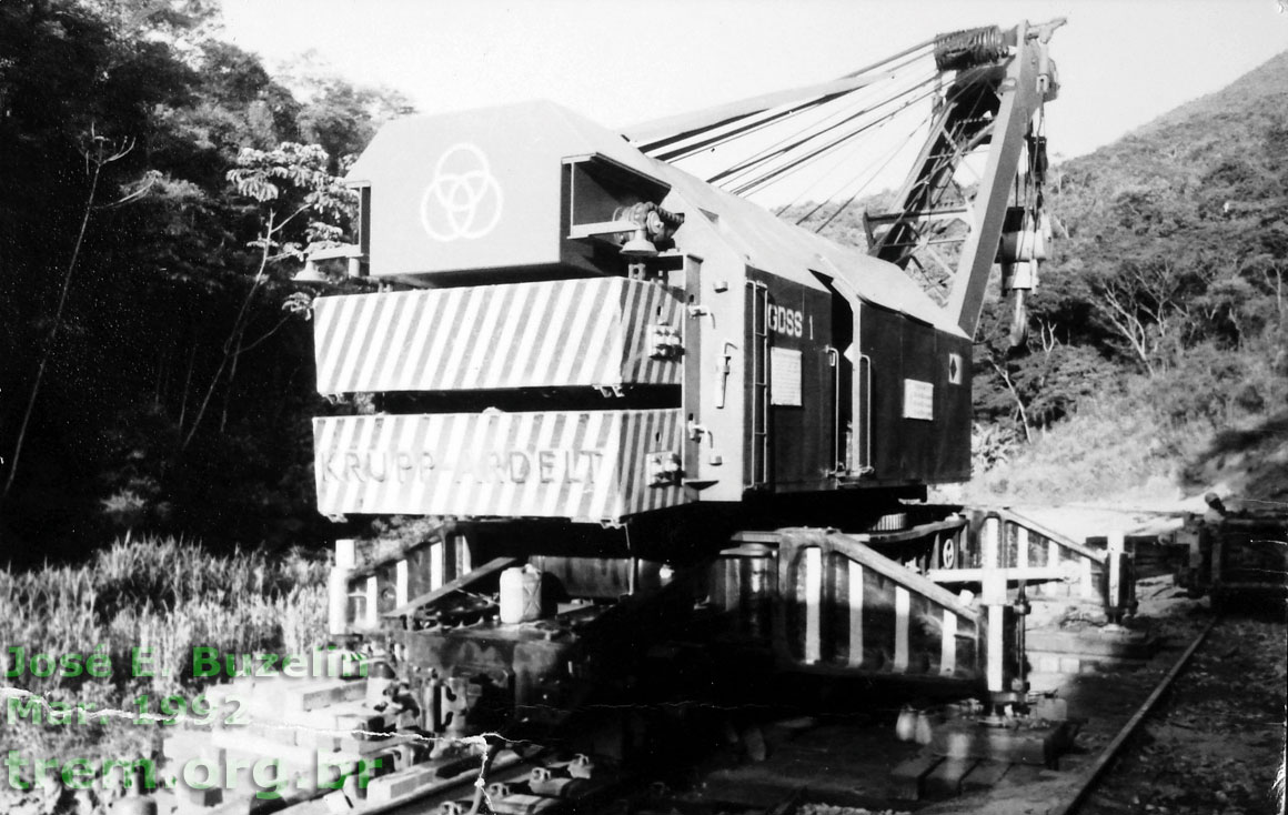 Cabine do guindaste ferroviário Krupp-Ardelt da EFVM em ação, com os contrapesos colocados e as patolas fixadas
