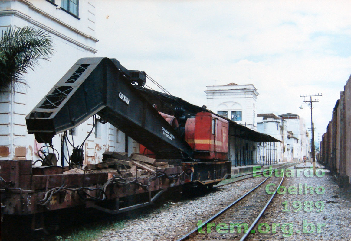 Lança e vagão madrinha do guindaste ferroviário Orton para 68 toneladas da bitola métrica da RFFSA