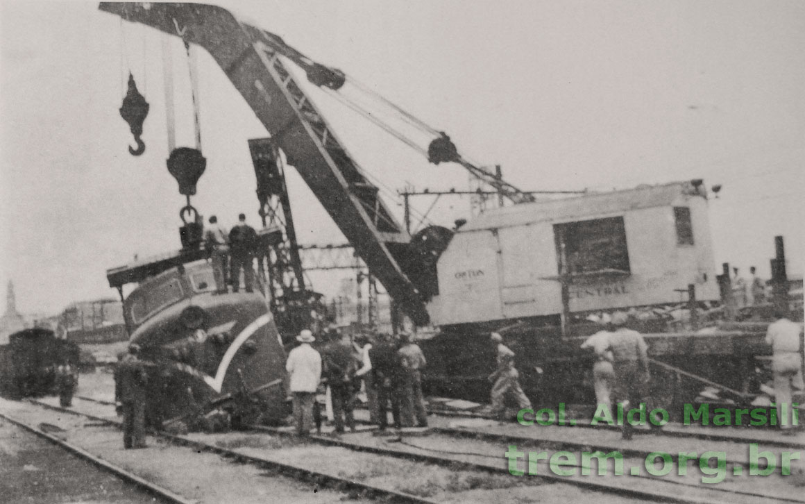 Locomotiva elétrica English Electric da EFSJ sendo recolocada nos trilhos por guindaste ferroviário Orton da EFCB