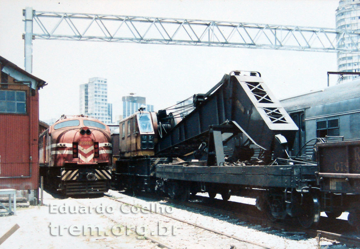 Guindaste ferroviário Orton para 100 toneladas da EFSJ na estação da Luz, ao lado da locomotiva elétrica Escandalosa da Central do Brasil