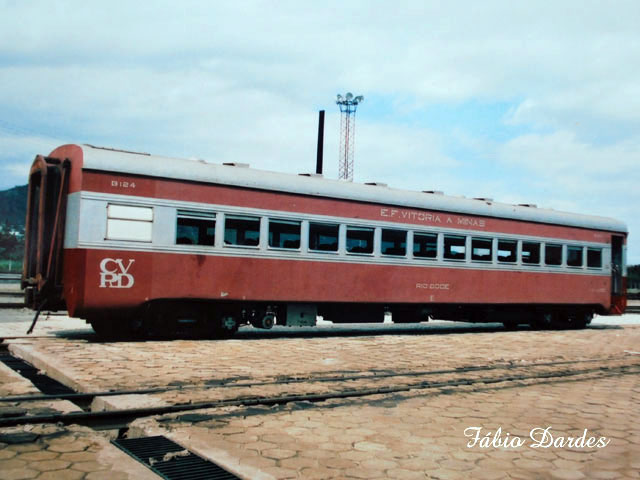 Carro B124 de Primeira Classe na pintura do Trem Rio Doce