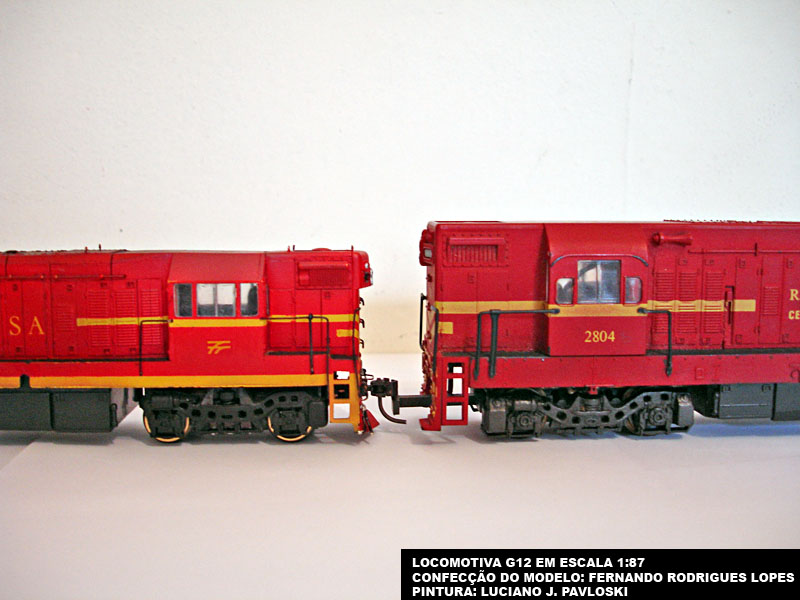 Cabine do ferreomodelo de locomotiva G12 da Hobbytec Modelismo, em comparação com a locomotiva da Frateschi
