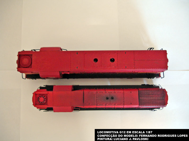 Vista superior do ferreomodelo de locomotiva G12 da Hobbytec Modelismo, em comparação com a locomotiva da Frateschi