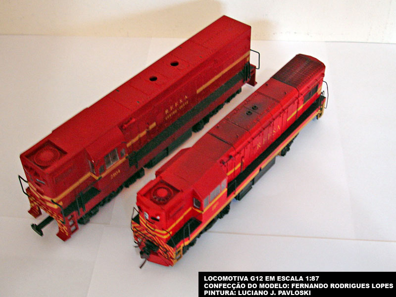 Vista em perspectiva do ferreomodelo de locomotiva G12 da Hobbytec Modelismo, em comparação com a locomotiva da Frateschi