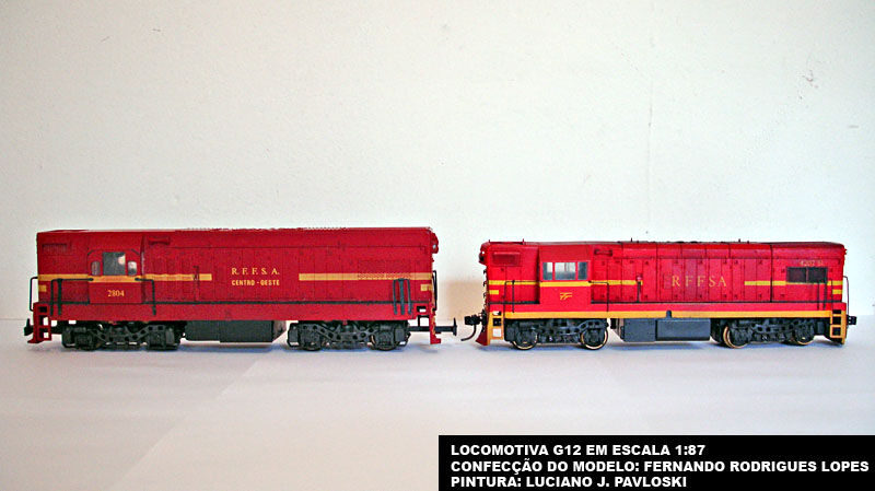 Vista lateral do ferreomodelo de locomotiva G12 da Hobbytec Modelismo, em comparação com a locomotiva da Frateschi