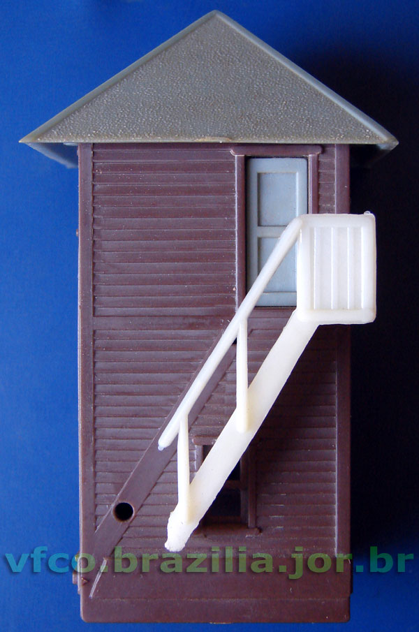 Escada da Miniaturas Artesanais colocada na cabine ferroviária da Atma, para comparação dos tamanhos na maquete
