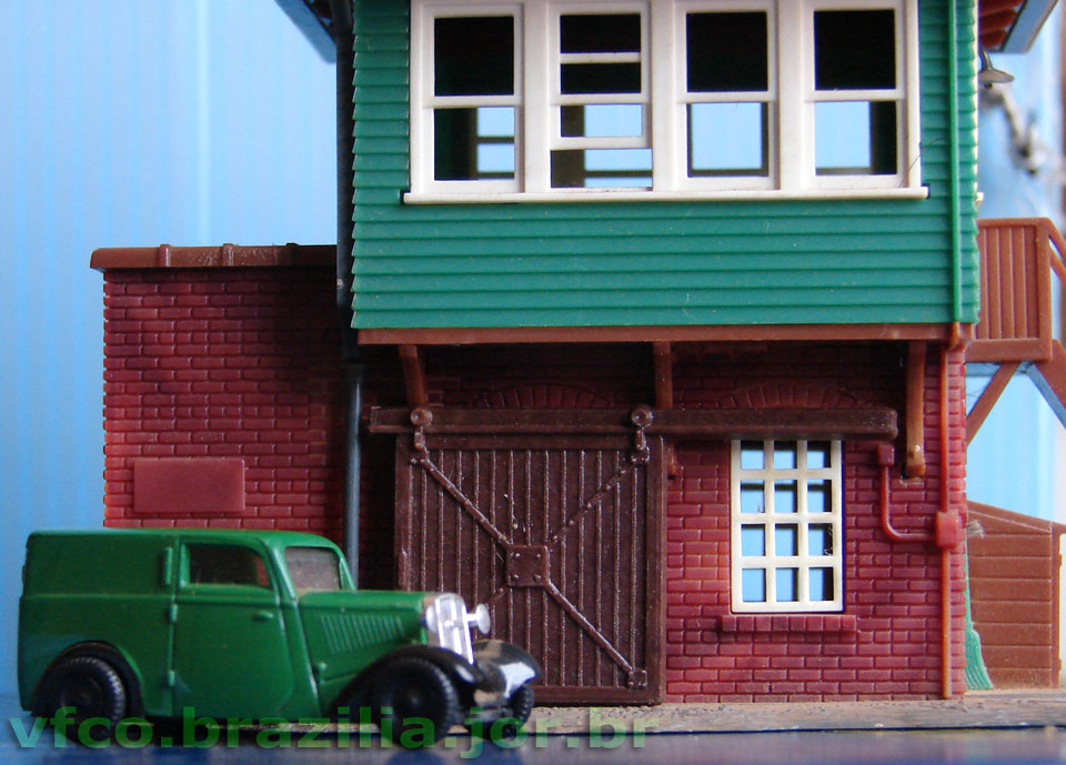 Portão de garagem com trilho superior, para comparação com a miniatura DKW e a torre ferroviária da Atlas 