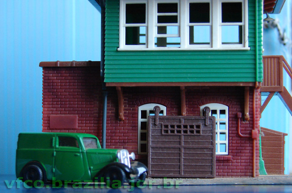 Portão de garagem sem trilhos, comparado à miniatura de furgão DKW e à torre ferroviária Atlas