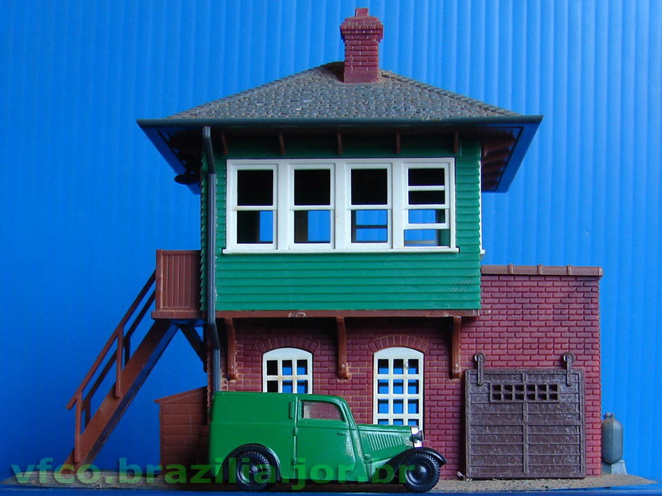 Outra comparação do portão de garagem com a miniatura de furgão e a torre ferroviária
