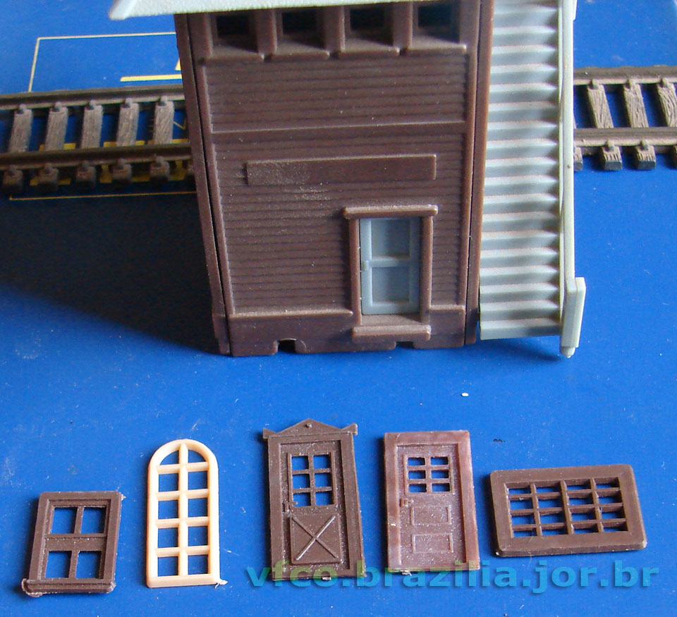 Portas e janelas da Miniaturas Artesanais em comparação com a torre de sinalização ferroviária do Trem Elétrico Atma