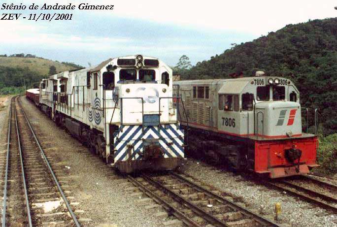 Locomotivas U20C e Dash-7 lado a lado, para comparação de tamanho