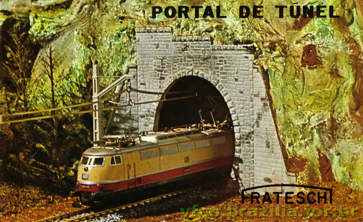 Antiga embalagem do portal de túnel para maquete de ferreomodelismo, ainda com catenária e uma locomotiva importada