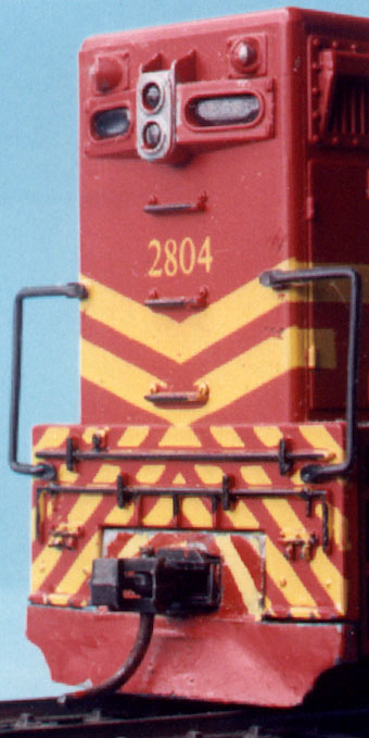Ferreomodelo Frateschi de Locomotiva G12 com o adaptador de engate Kadee