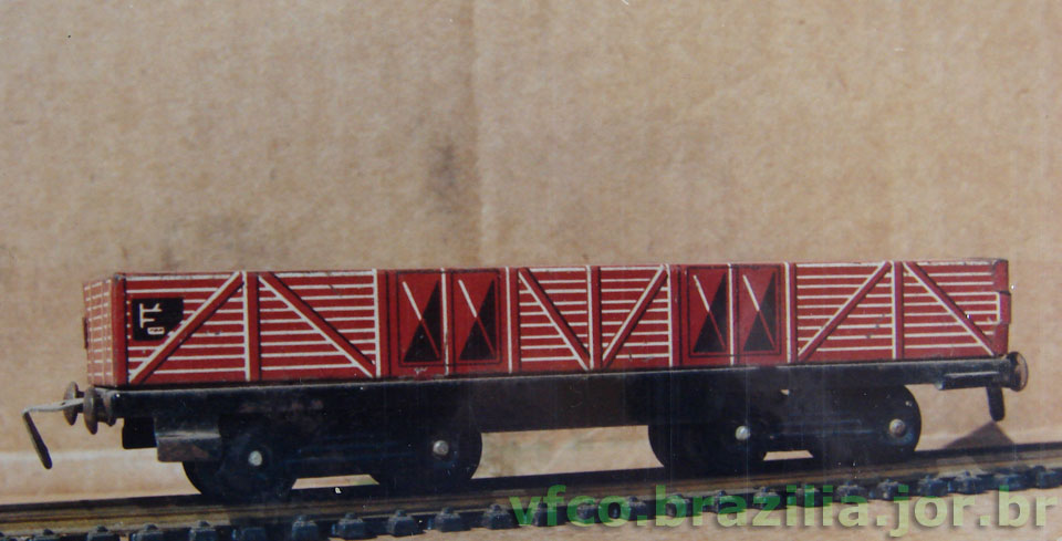 Vagão do trem de lata da Estrela, com truques de dois eixos, porém com topes (amortecedores) típicos de ferrovias européias