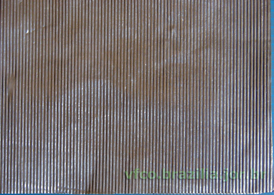 Detalhe da folha metálica imitando telha corrigada, para maquetes de ferreomodelismo