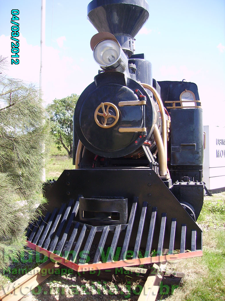 Vista frontal da locomotiva a vapor Jung da Usina Monte Alegre