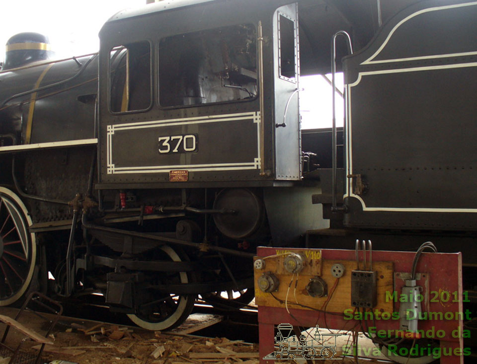 Cabine da Zezé Leone no galpão do 4º Depósito de Locomotivas da antiga EFCB, em Santos Dumont (MG)