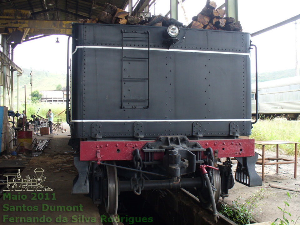 Vista posterior do tender da locomotiva Zezé Leone (nº 370 da antiga EFCB), no galpão do 4º Depósito, em Santos Dumont (MG)