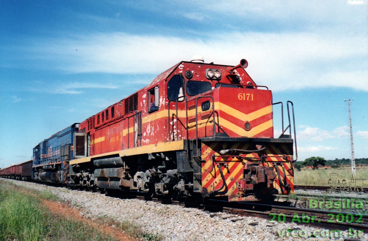 Locomotivas MX620 n° 6171 e GT26CUMP n° 2988 da FCA - Ferrovia Centro-Atlântica trazendo um trem de areia e combustíveis