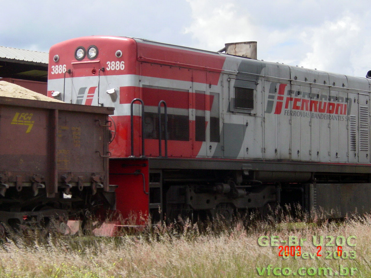 Locomotiva U20C nº 3886 FCA - Ferrovia Centro-Atlântica, ainda com a pintura Ferroban (2003), chegando à estação de Brasília com um trem de areia