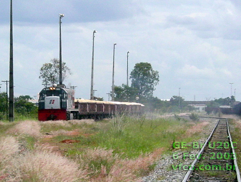 Locomotiva U20C nº 3886 FCA - Ferrovia Centro-Atlântica, ainda com a pintura Ferroban (2003), chegando à estação de Brasília com um trem de areia