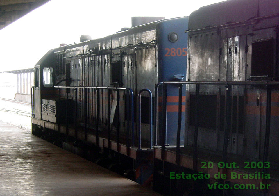 Lateral esquerda da locomotiva GE U22C 2805 FCA na estação ferroviária de Brasília