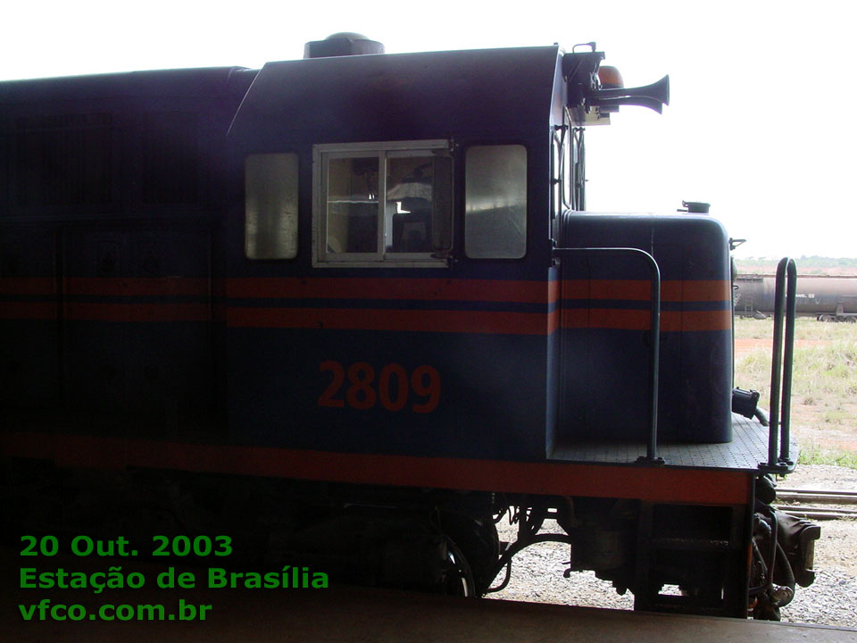 Perfil da cabine e nariz da locomotiva GE U22C 2809 FCA na estação ferroviária de Brasília