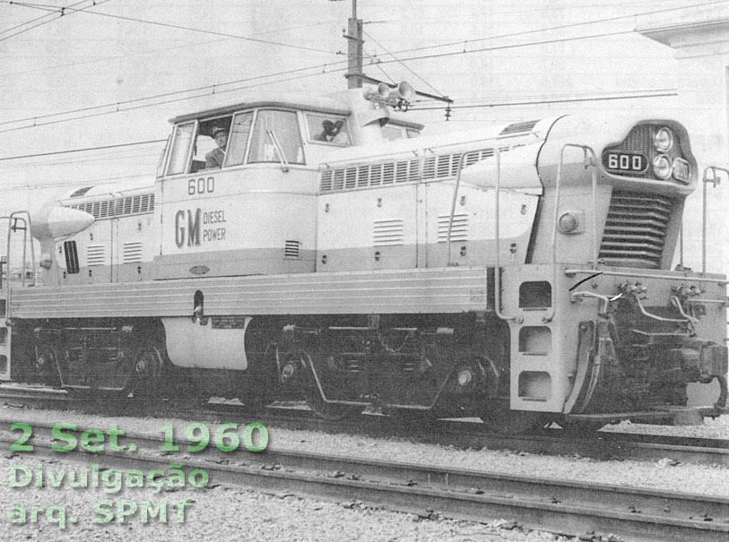 A locomotiva diesel-hidráulica GM DH-1 na pintura GM, ao ser entregue pela Sorocabana à RVPSC