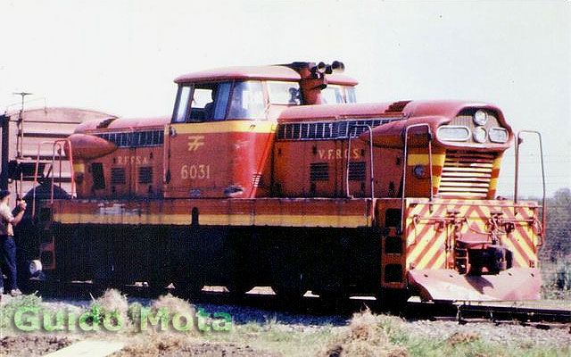 A locomotiva diesel-hidráulica GM DH-1 na pintura da VFRGS / RFFSA, com o nº 6031