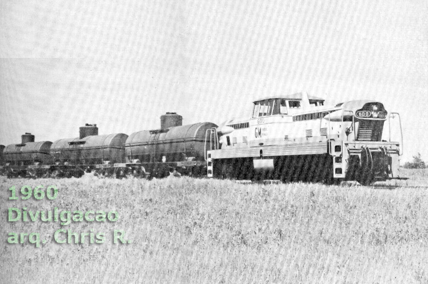 Locomotiva GMDH1 tracionando vagões tanque