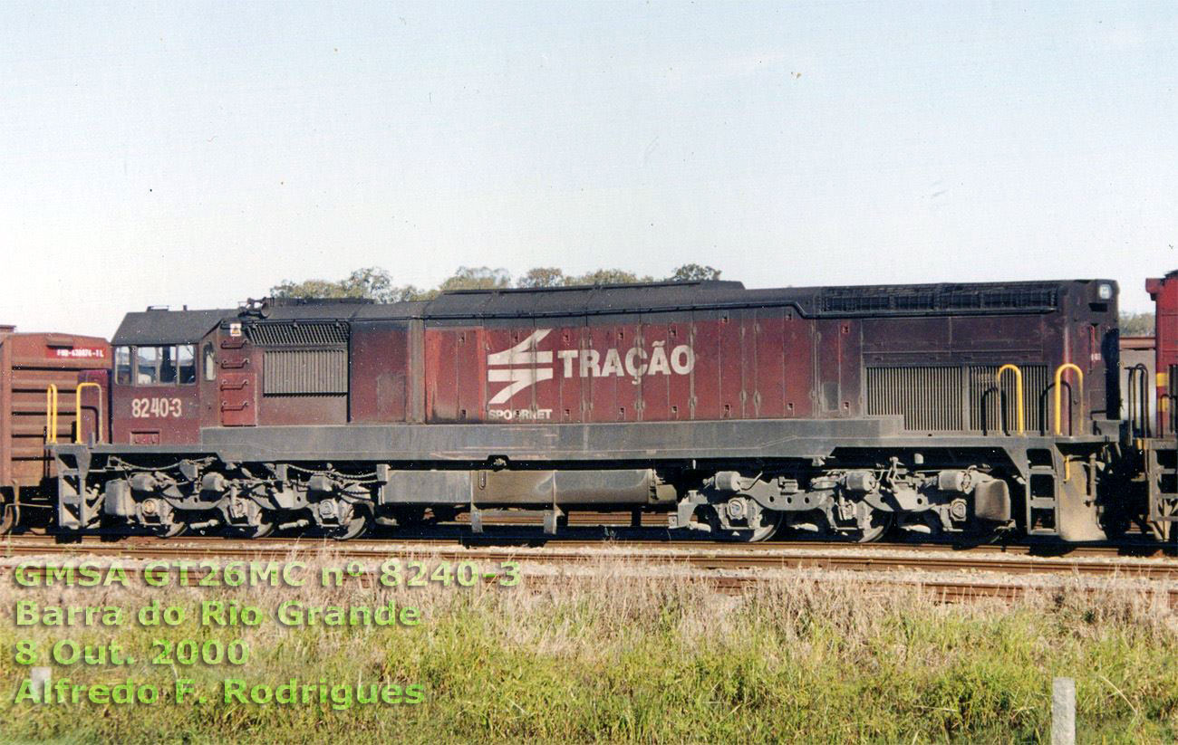 Locomotiva GMSA GT26MC nº 8240-3 Spoornet Tração na estação ferroviária da Barra do Rio Grande, Outubro de 200