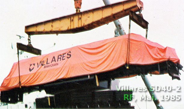 Embarque de uma das primeiras locomotivas GM Villares SD40-2 no porto de Santos, em 1985