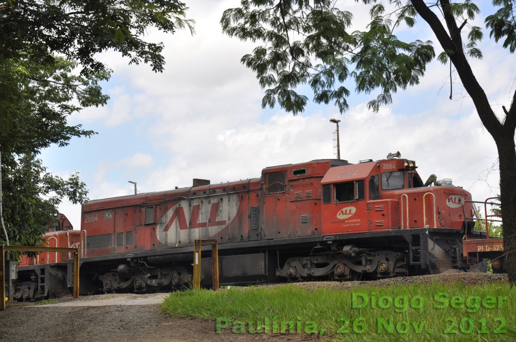Vista lateral da locomotiva U20C “Namibiana” nº 2664 da ALL em Paulínia (SP), 2012