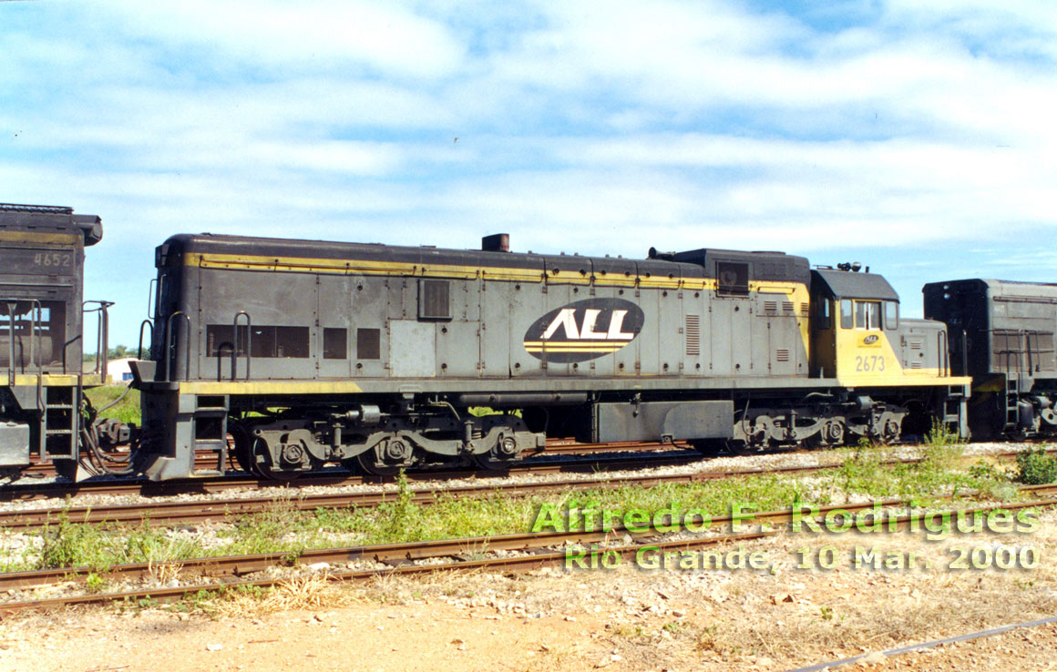 Lateral do corpo da locomotiva U20C “Namibiana” nº 2673 da ALL em Rio Grande (RS), Março de 2000