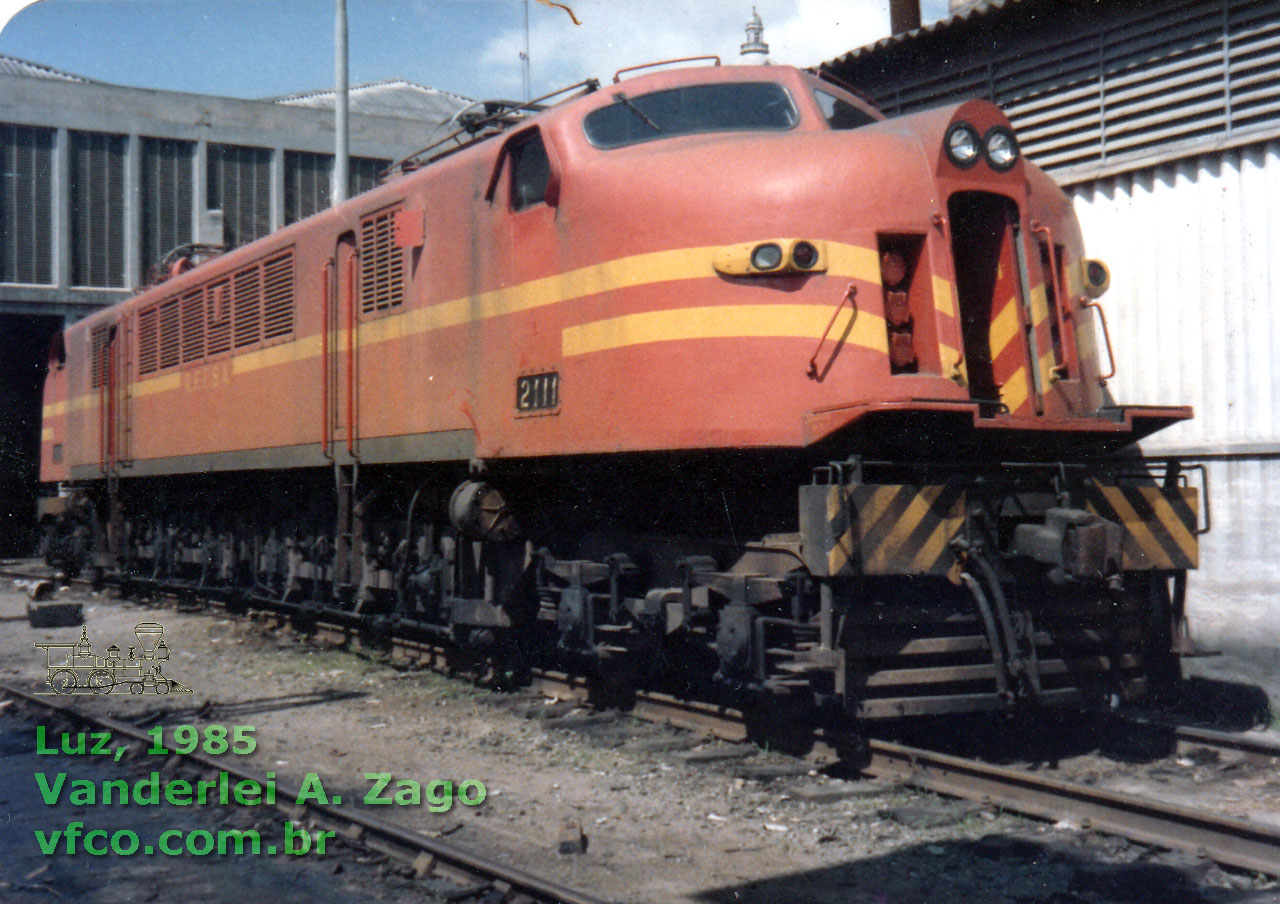 Locomotiva elétrica Westinghouse “Escandalosa” nº 2111 da SR3 RFFSA (ex-Central do Brasil) no depósito da Luz