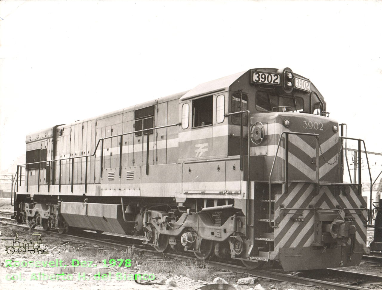 Locomotiva GE U23C nº 3902 RFFSA em Roosevelt, 1978