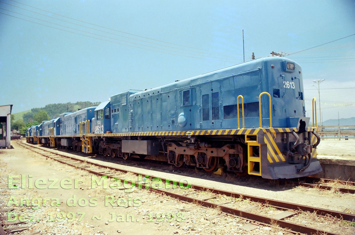 Lateral esquerda do corpo da locomotiva U20C Namibiana nº 2613 da FCA na estação ferroviária de Angra dos Reis (foto sem corte)