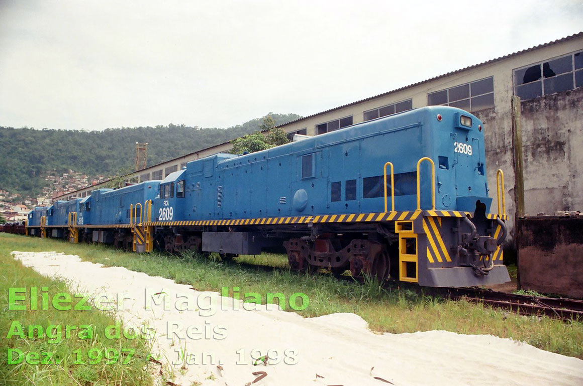 Locomotiva U20C “Namibiana” nº 2609 da FCA no pátio ferroviário do porto de Angra dos Reis, engatada atrás da locomotiva nº 2619 (foto sem corte)
