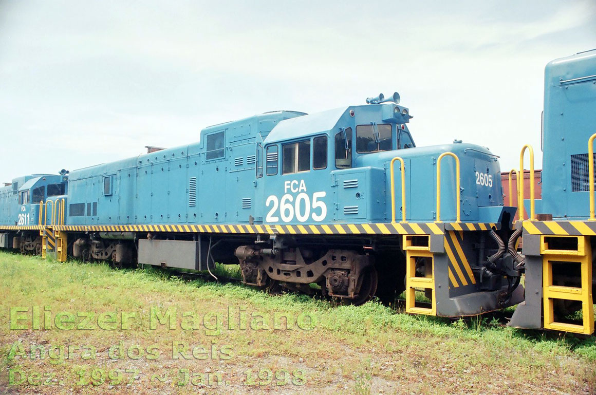 Locomotiva U20C “Namibiana” nº 2605 da FCA sobre truques falsos (foto inteira)