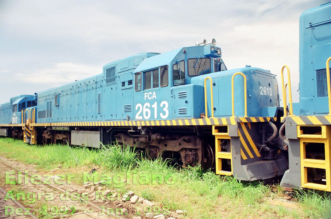 Lateral direita da cabine da locomotiva U20C Namibiana nº 2613 da FCA no pátio ferroviário do porto de Angra dos Reis (foto sem corte).