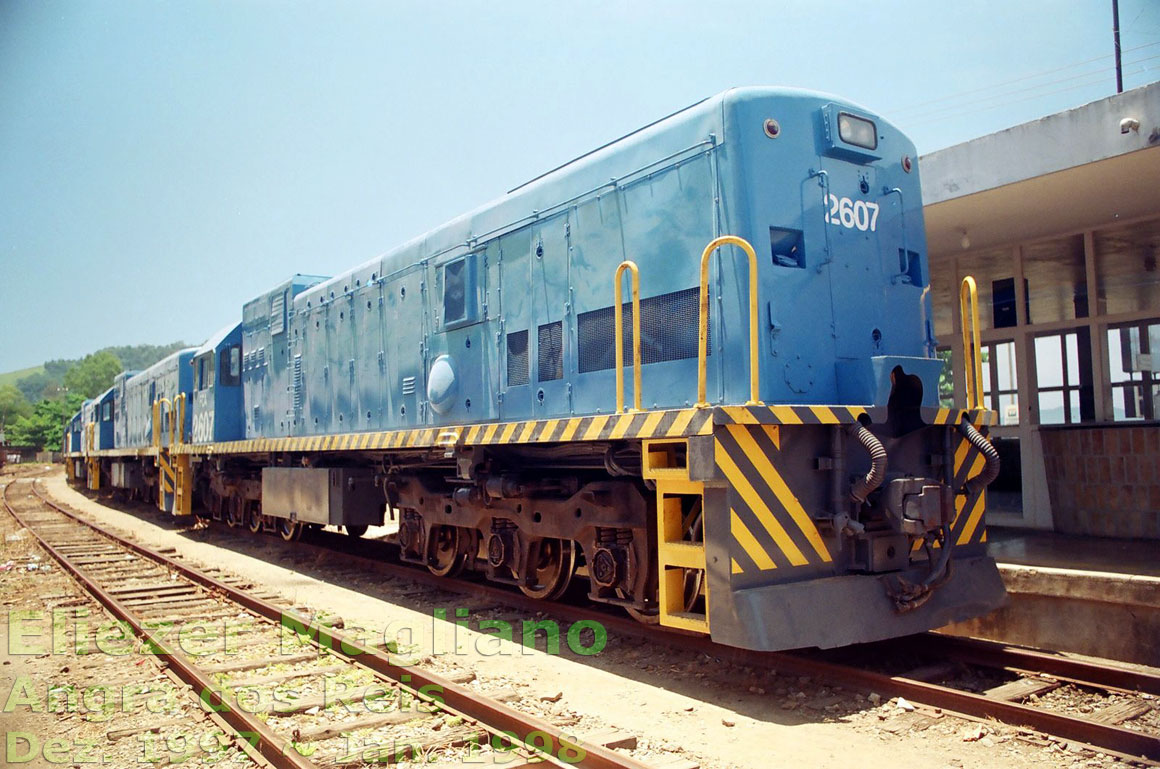Lateral esquerda do corpo e detalhes da traseira da locomotiva U20C Namibiana nº 2607 da FCA (foto sem corte)