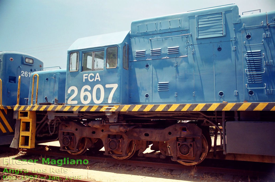 Detalhes do truque, lateral e cabine da locomotiva U20C Namibiana nº 2607 da FCA (foto sem corte)